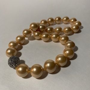 Elegant Shell Pearl Necklace with Magnetic Clasp in Light Honey 15mm